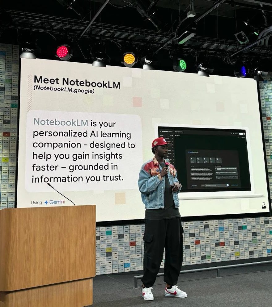 Bakary Diarrassouba on stage, in front of a screen presenting NotebookLM.